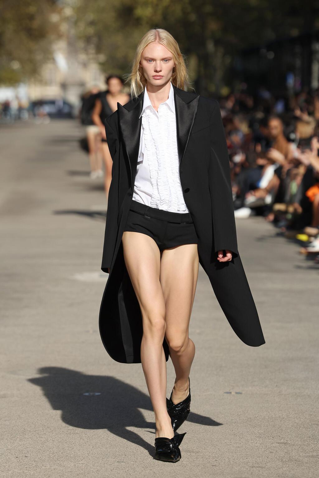 תצוגת אביב-קיץ 2024 של סטלה מקרטני (צילום: Pascal Le Segretain/Getty Images) תצוגת אביב-קיץ 2024 של סטלה מקרטני