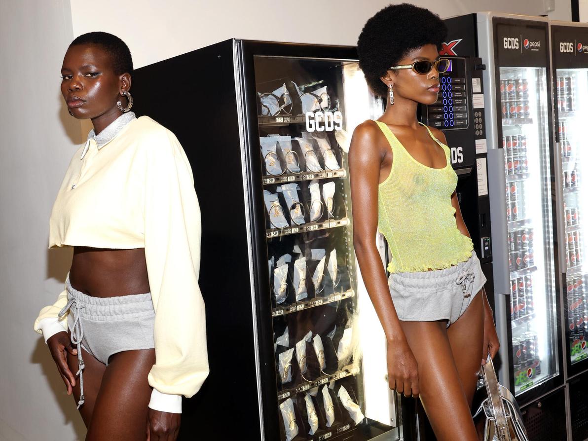 מאחורי הקלעים בתצוגת אביב-קיץ 2024 של GCDS (צילום: Pietro S. D'Aprano/Getty Images) מאחורי הקלעים בתצוגת אביב-קיץ 2024 של GCDS