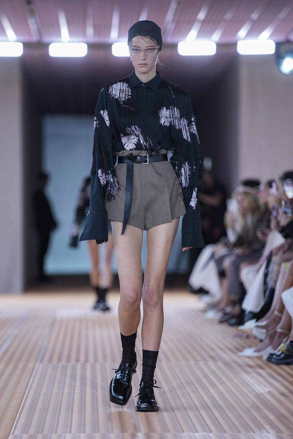 תצוגת אביב-קיץ 2024 של פראדה (צילום: AP Photo/Antonio Calanni) תצוגת אביב-קיץ 2024 של פראדה