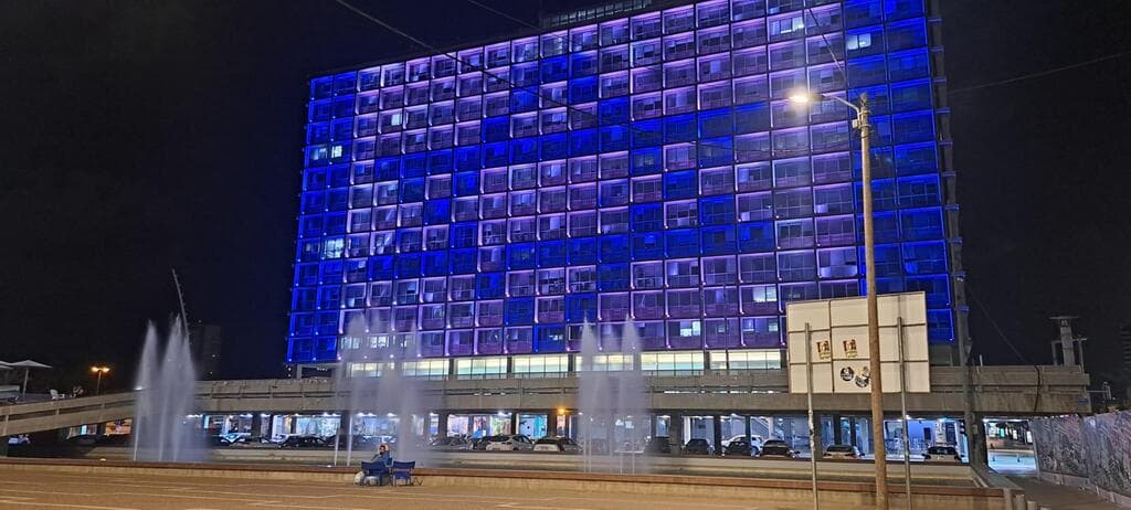 בניין עיריית תל אביב-יפו, מואר בצבעי דגל ישראל