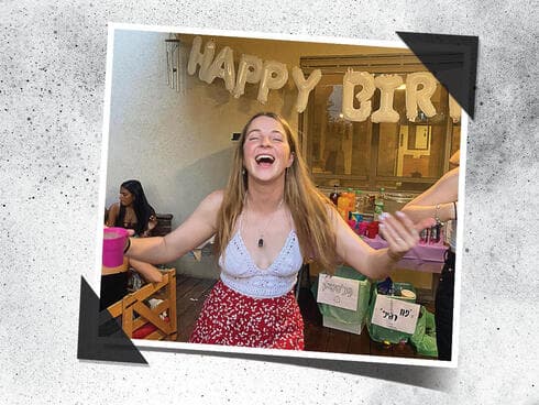 גילי אדר ביום הולדתה ה-22. "ילדה של אושר וצחוק, שמחת החיים בהתגלמותה"