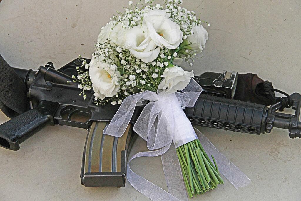 פרחים ונשק חתונה מיכל גנז יצחקי ועמרי יצחקי