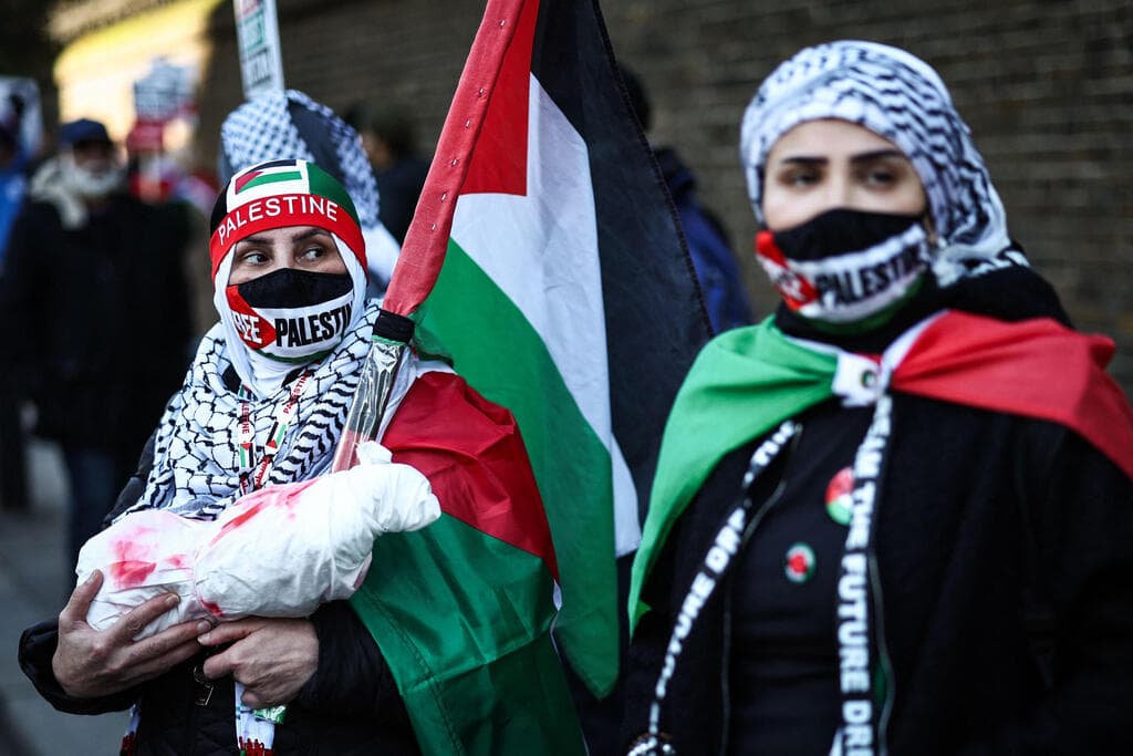 הפגנה פרו-פלסטינית בלונדון נגד ישראל, 2023 (צילום: HENRY NICHOLLS / AFP) בריטניה לונדון הפגנה פרו פלסטינית נגד ישראל חרבות ברזל