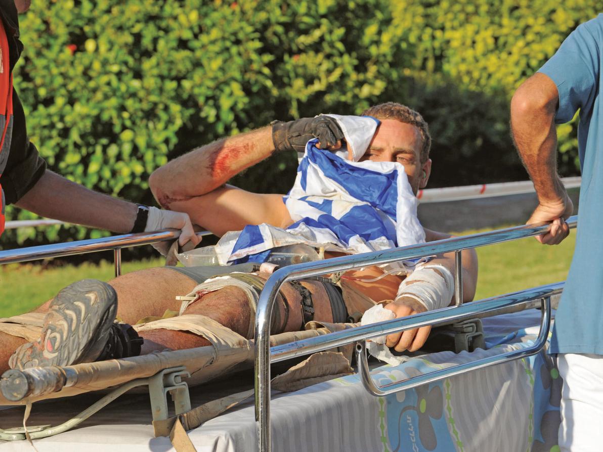 עמרי מיכאלי עטוף בדגל ישראל ב"צוק איתן"