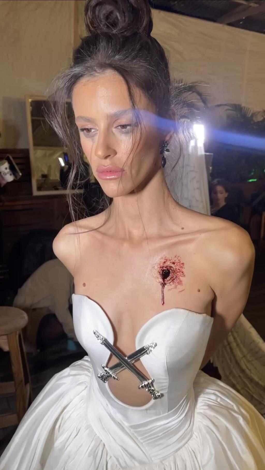 "צעדתי לבד אבל הרגשתי שאני צועדת עם עוד מאות לבבות שבורים של המלחמה הזו". ג'סיקה אלטר (ללא קרדיט) תצוגת אופנה POV