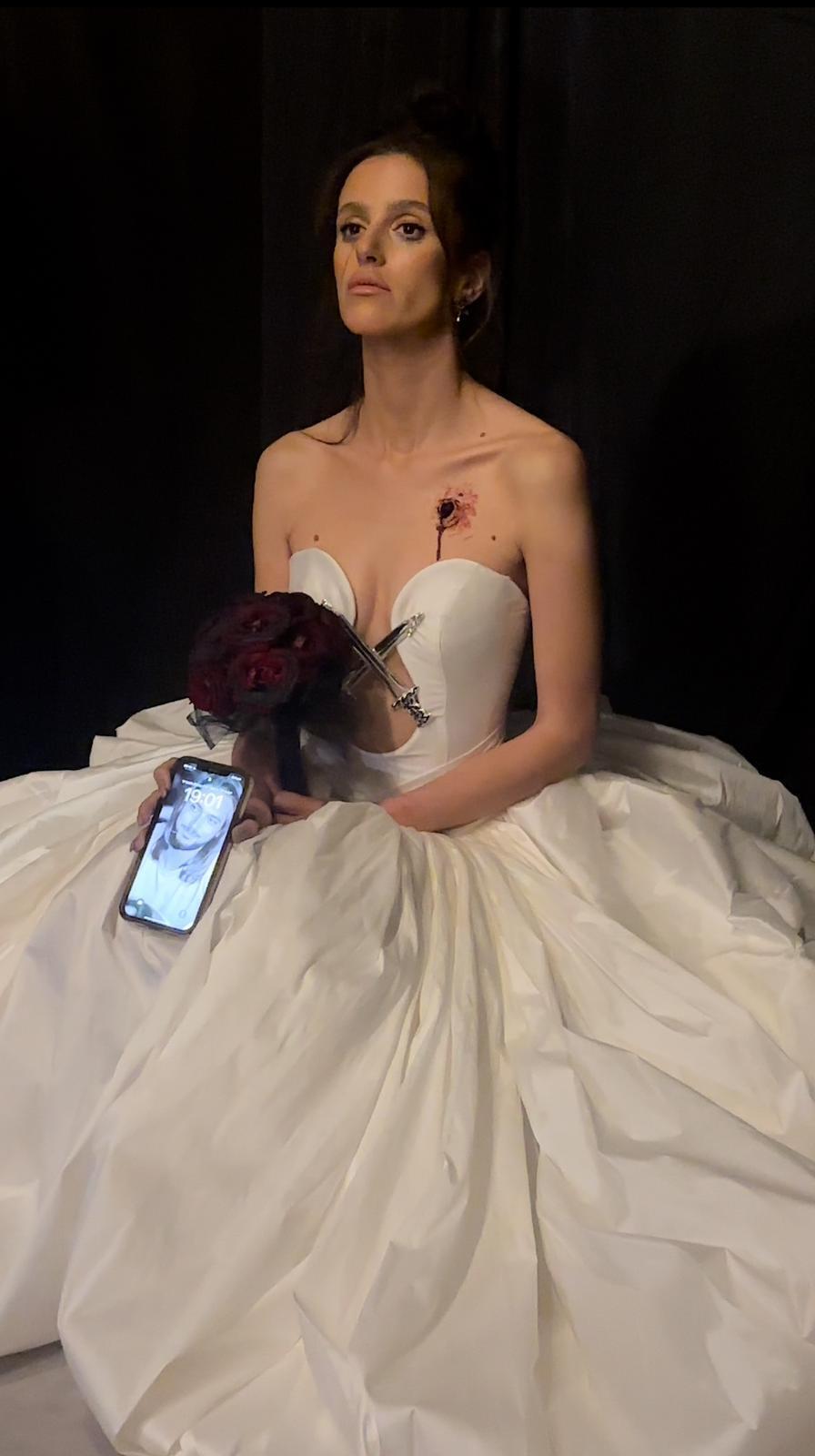 ג'סיקה אלטר עם שמלת הכלה שעיצבה לה מזרחי ותמונתו של בן שמעוני ז"ל (צילום: בן לאון ובר פוליקר) תצוגת אופנה כאב ותקווה POV