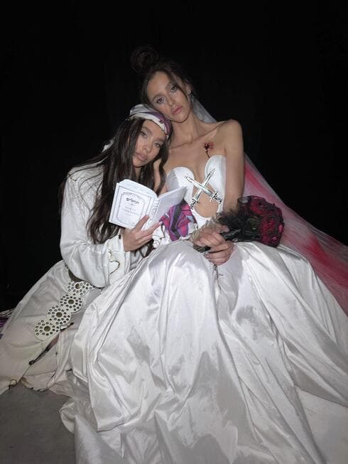 הדוגמניות ג'סיקה אלטר ומילאנה לוטנצקי בשמלות של ליאן מזרחי הדוגמניות ג'סיקה אלטר ומילאנה לוטנצקי בשמלות של ליאן מזרחי