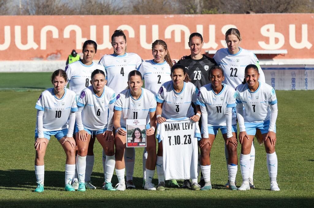  שחקניות נבחרת ישראל נשים בכדורגל עם המחווה לחטופה נעמה לוי