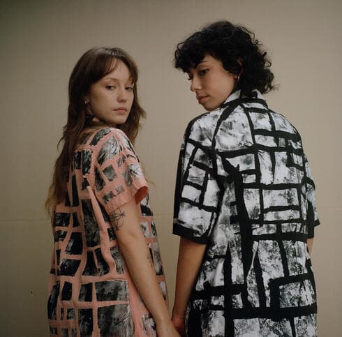 "הקולקציה מורכבת מפריטים שנוצרו מהכלאות של בגדים שעליהם הדפס ידני גרפי בשחור ולבן ששובר את המבנה של הבגד"