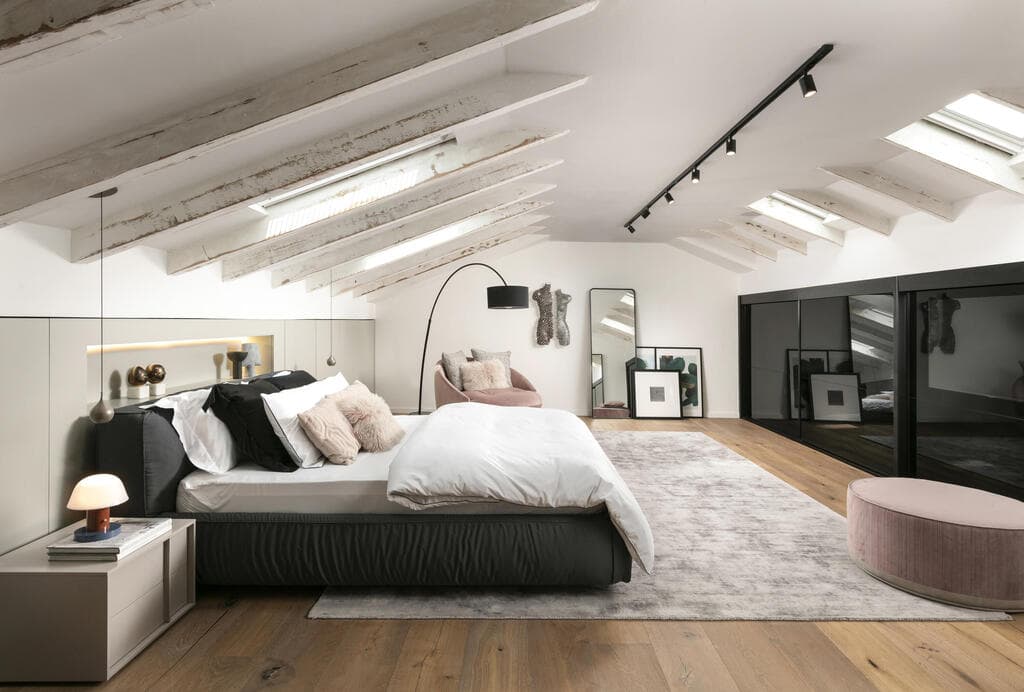 חדר שינה וחדר רחצה בעליית גג, עיצוב: צביה קזיוף