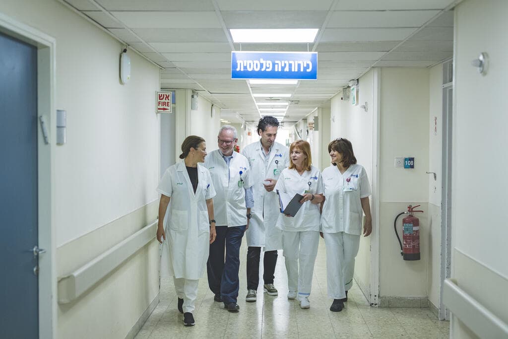 צוות מחלקת כירורגיה פלסטית בבית חולים קפלן. מחבקים כל פצוע