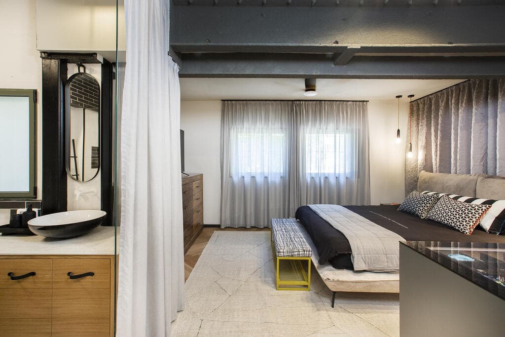 סוויטת ההורים. הרבה טקסטיל בשכבות להוספת רוך (צילום: עידן גור) דירת דופלקס-גן בתל אביב, עיצוב: מיטל צימבר