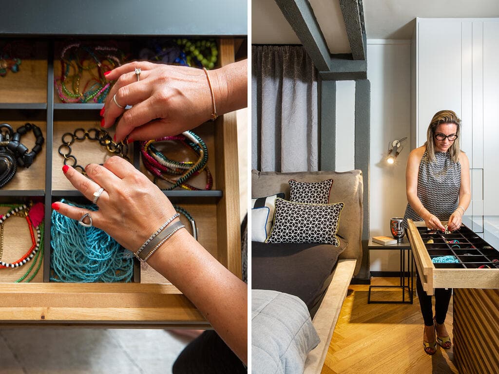 שידה באמצע החלל עבור התכשיטים של בעלת הבית (צילום: עידן גור) דירת דופלקס-גן בתל אביב, עיצוב: מיטל צימבר