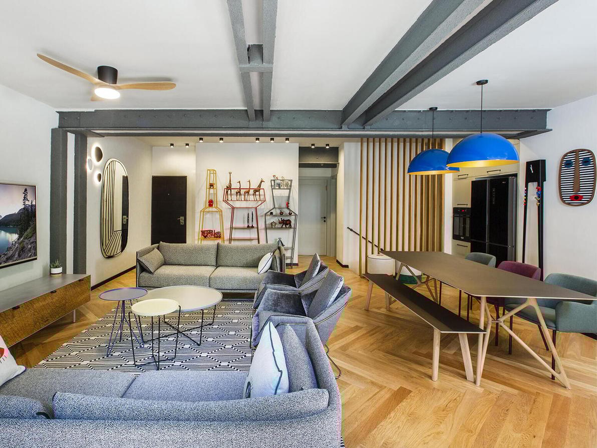 קורות הפלדה התמוכות נחשפו בשיפוץ אחרי שהיו מוסתרות בהנמכות גבס (צילום: עידן גור) דירת דופלקס-גן בתל אביב, עיצוב: מיטל צימבר