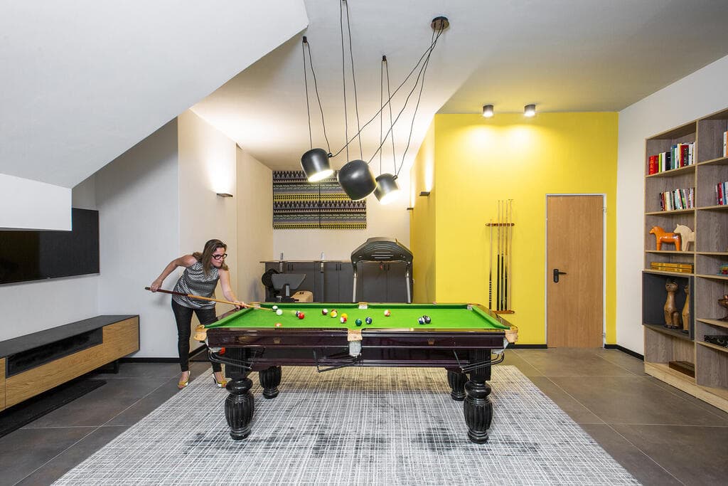 אזור בילוי ופנאי במרתף, ליד חדרו של הבן המתבגר (צילום: עידן גור) דירת דופלקס-גן בתל אביב, עיצוב: מיטל צימבר