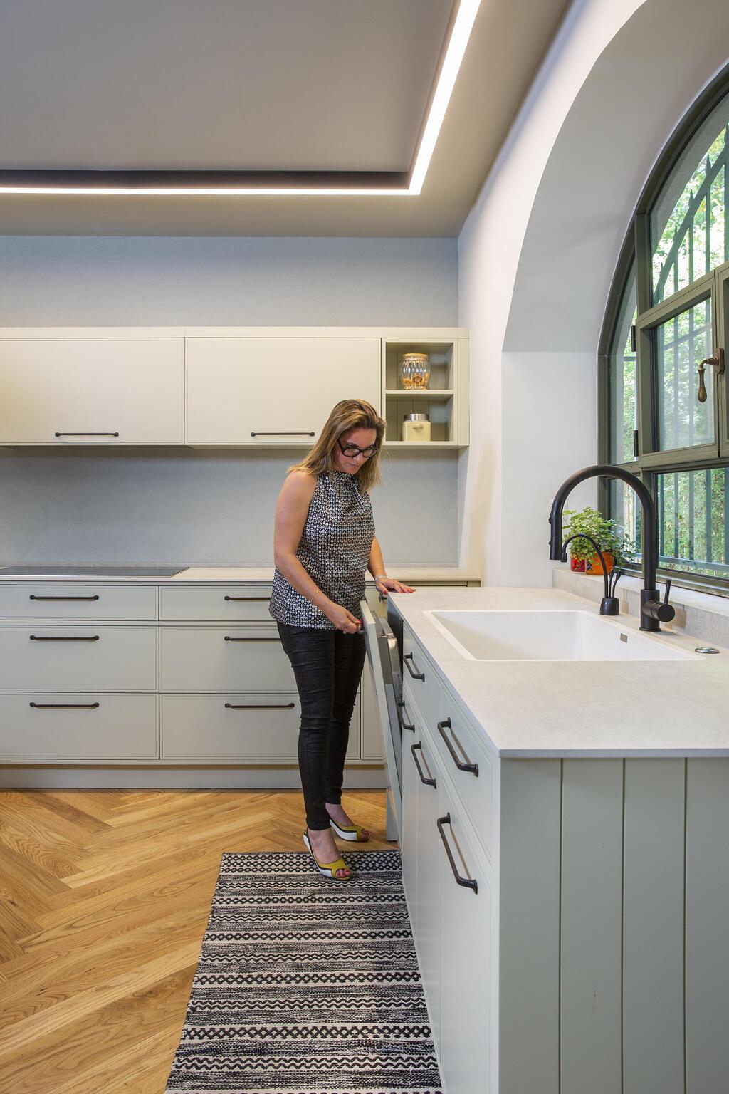 המטבח נבצע בירקרק עדין (צילום: עידן גור) דירת דופלקס-גן בתל אביב, עיצוב: מיטל צימבר