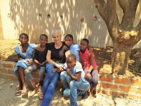  אורה רטס דוידוביץ רטס דוידוביץ והנערות שעבורן הקימה בית בקונגו