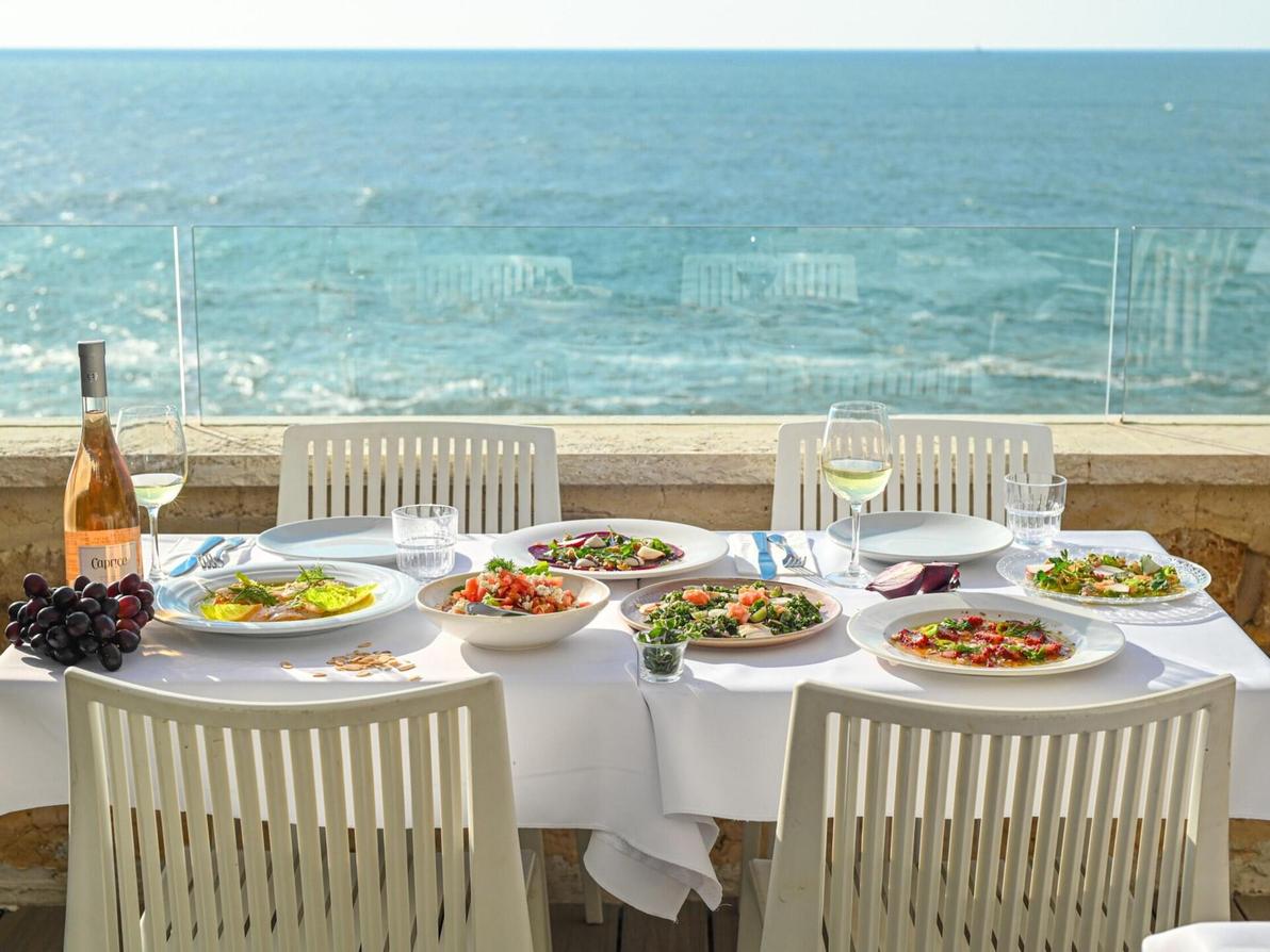 יוון זה כאן. שולחן מול הים, מסעדת "ליווא"