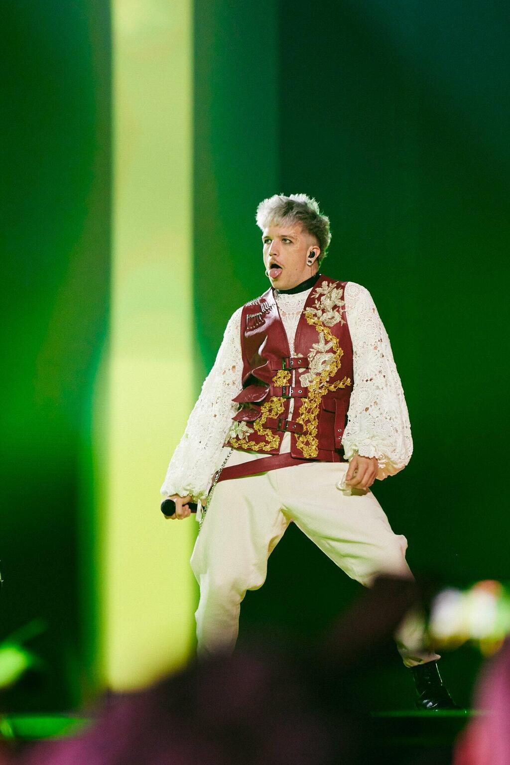 תלבושות מרהיבות שמפלרטטות עם ה"ניו-רומנטיק". בייבי לזניה מקרואטיה (צילום: Alma Bengtsson/EBU) בייבי לזניה מקרואטיה באירוויזיון, 2024