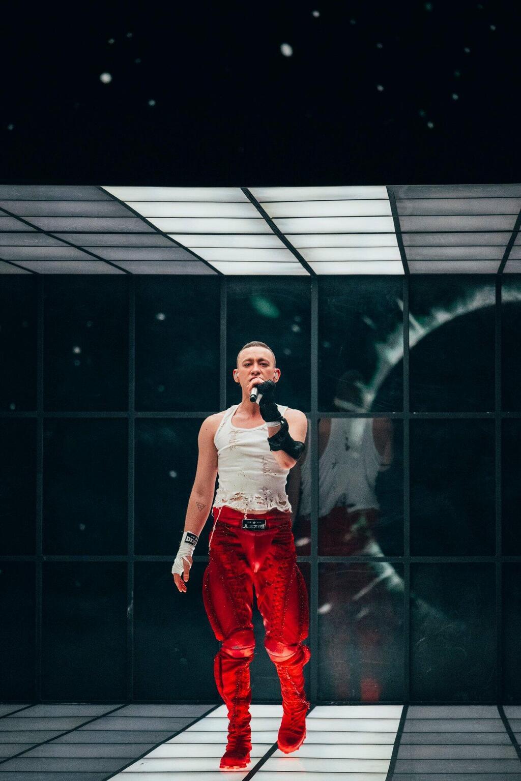 מבחינה אופנתית הוא הצליח לברוא עולם שלם. אולי אלכסנדר מבריטניה (צילום: Sarah Louise Bennett/EBU) אולי אלכסנדר מבריטניה באירוויזיון, 2024