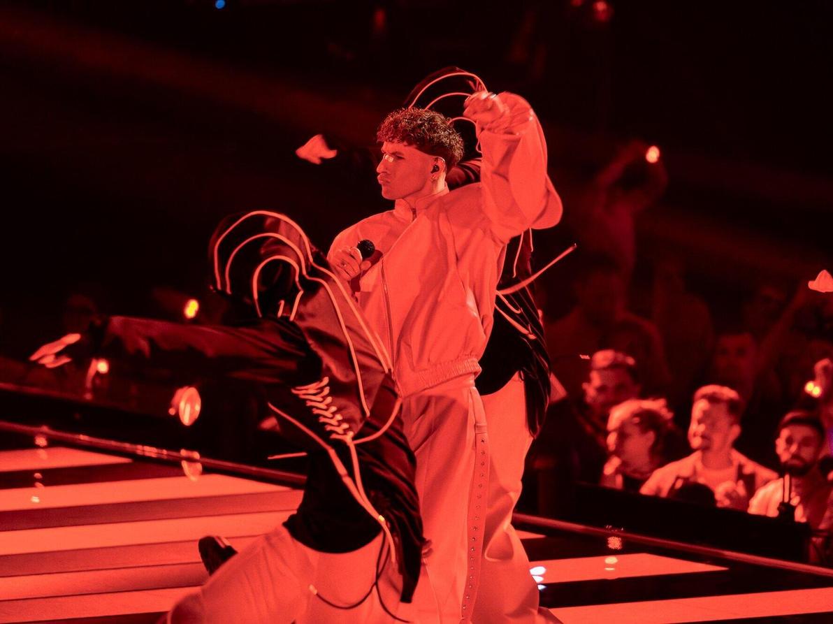 חליפת מכנסיים מעור ותכשיטי פנים. סילבסטר בלט מליטא (צילום: Corinne Cumming/EBU) סילבסטר בלט מליטא באירוויזיון, 2024