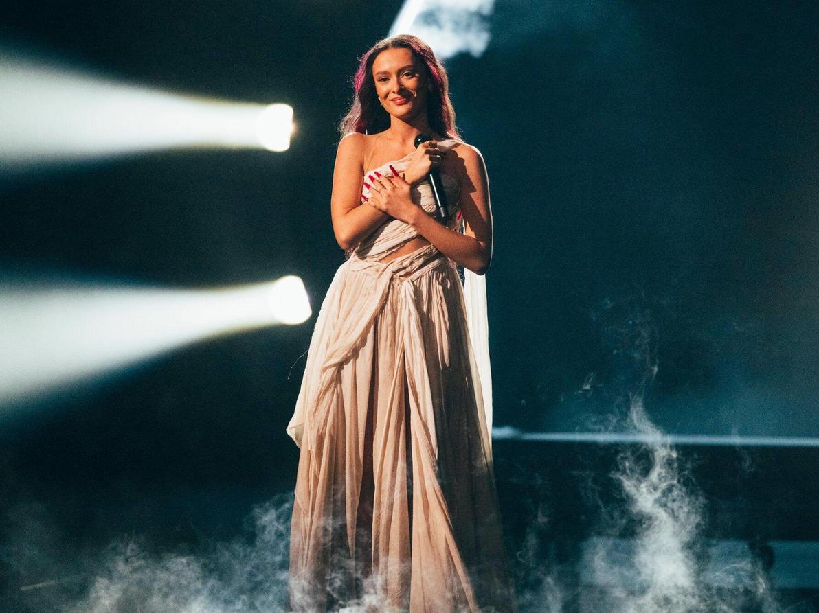 אלגנטית, אבל לא מוותרת על ציפורניים ארוכות במיוחד. עדן גולן (צילום: Sarah Louise Bennett, באדיבות EBU) עדן גולן על במת גמר אירוויזיון 2024