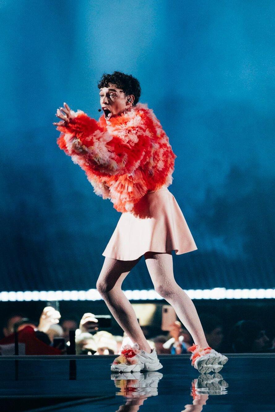 מראה צבעוני ונטול מגדר. נמו משוויץ (צילום: Sarah Louise Bennett/EBU) נמו משוויץ באירוויזיון, 2024