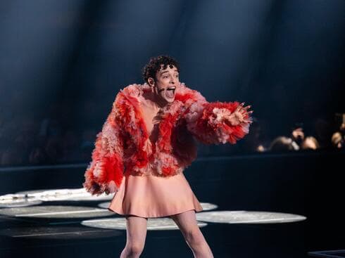 חצאית מיני זעירה ומעיל רחב ממדים שנראה כמו כדור נוצות. נמו משוויץ חצאית מיני זעירה ומעיל רחב ממדים שנראה כמו כדור נוצות. נמו משוויץ