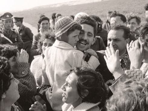  1958: שושי בזרועות אביה אליעזר כהן אחרי שחרורו מהשבי המצרי