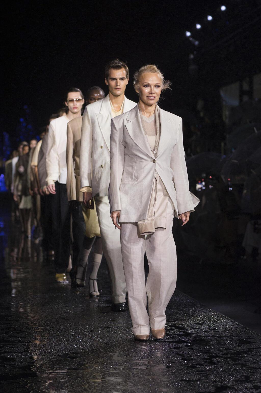 פמלה אנדרסון בתצוגת אופנה של בוס, 2023