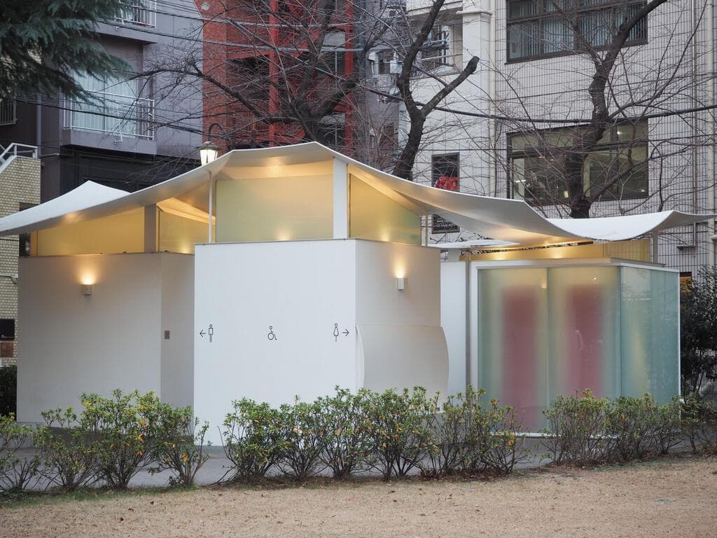 השירותים בפארק התמנון עם הגג הייחודי, בעיצוב פומיהיקו מאקי, שירותים בטוקיו
