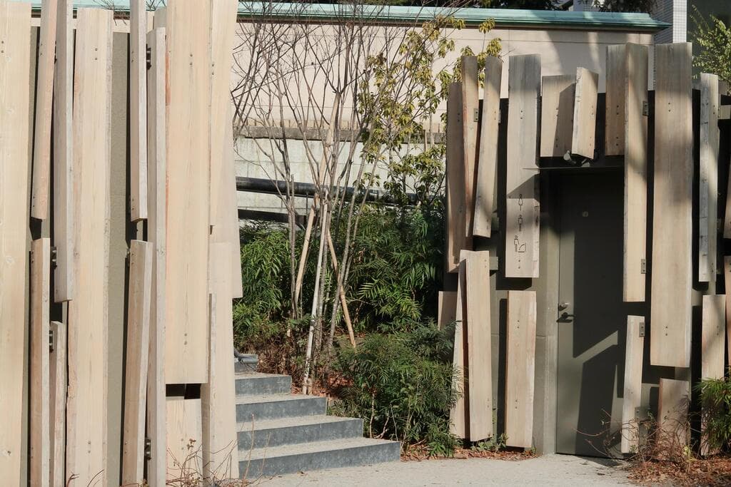 שירותים מפיסות עץ ממוחזרות, בעיצוב קנגו קומה, שירותים בטוקיו