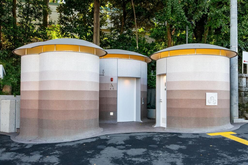 שירותים בצורת 3 פטריות יער, בעיצוב טויו איטו, שירותים בטוקיו