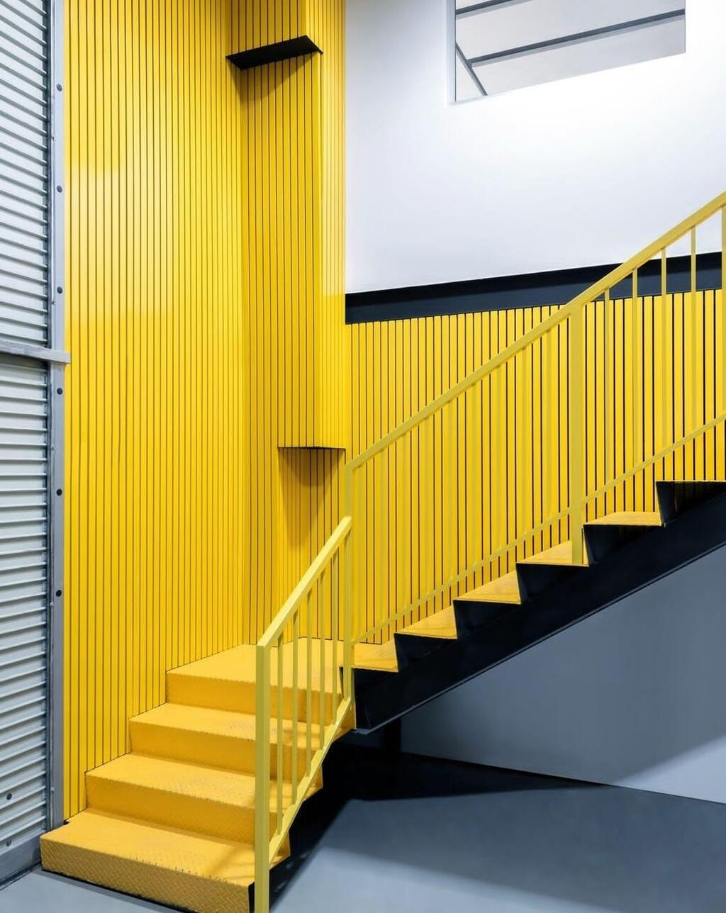 מדרגות בצבע עז. תכנון KOT אדריכלות