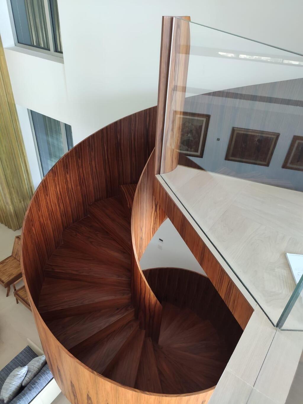 מדרגות ספירליות מעץ. תכנון: טלי לאוב ריכטר