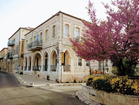 מוסררה, בית הספר לאמנות ולחברה על שם נגר, בטבורה של השכונה שהוכרזה לשימור