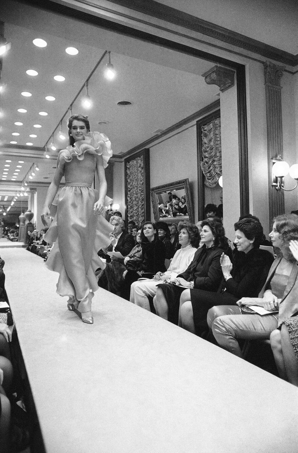 ברוק שילדס בתצוגת אופנה של ולנטינו, 1981