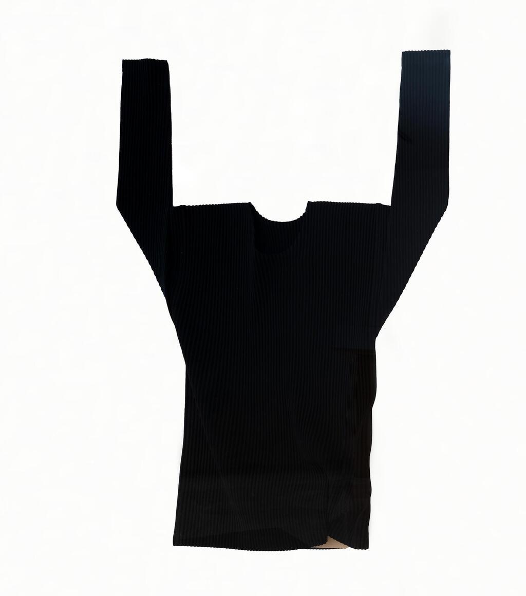 חולצה שחורה ארוכת שרוול, בעיצוב ISSEY MIYAKE INC. מתוך התערוכה 'עיצוב יפני היום 100' 