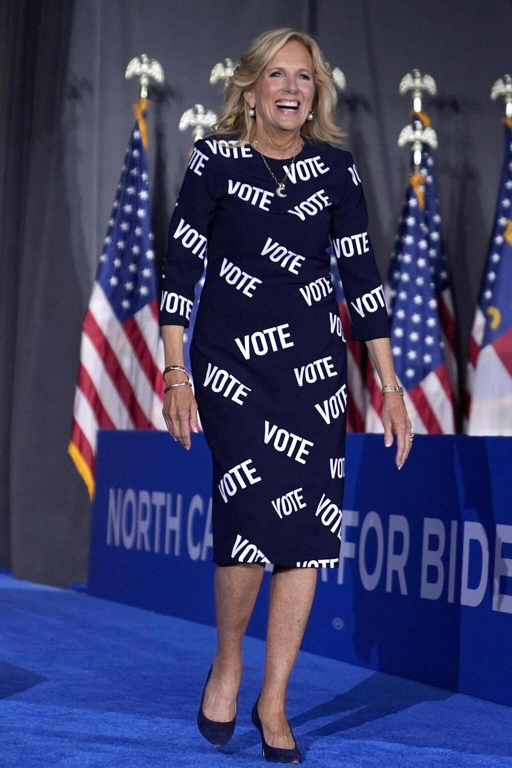 ג'יל ביידן בשמלה בעיצוב כריסטיאן סיריאנו, 2024