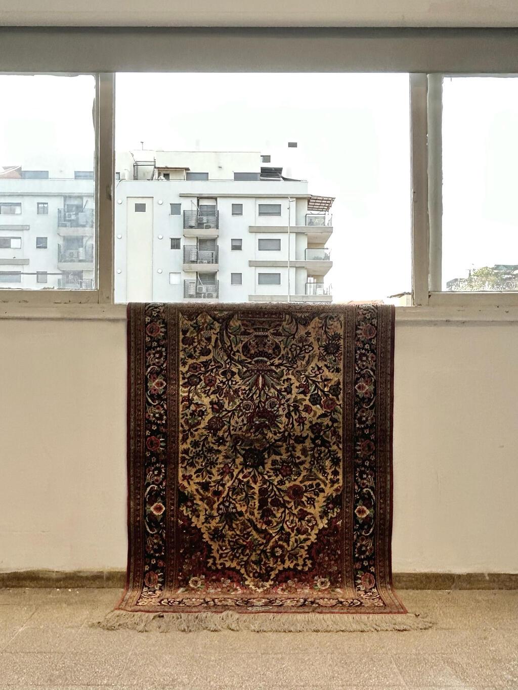 מיצב רדי-מייד. שטיח פרסי משנת 1980 מגולפייגן, איראן. עבודה של דוד מוטהדה 