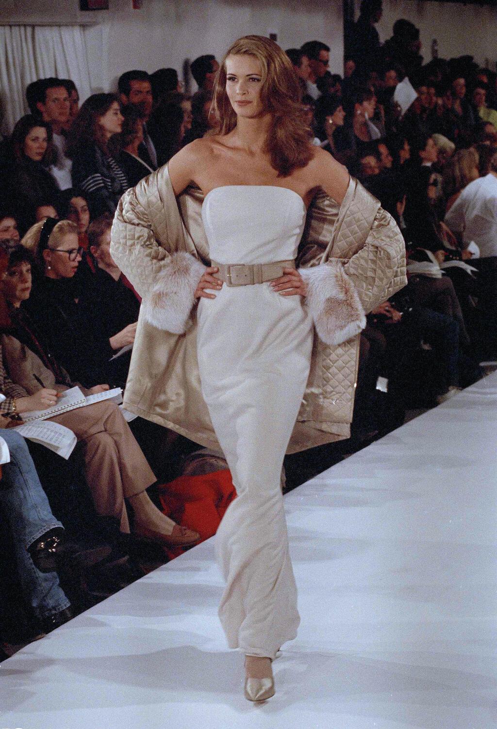אל מקפירסון מדגמנת בתצוגת אופנה של מייקל קורס, 1992