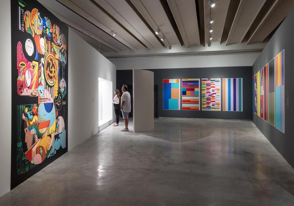 משמאל עבודה של אורי טור בתערוכת צבע מוזיאון העיצוב חולון