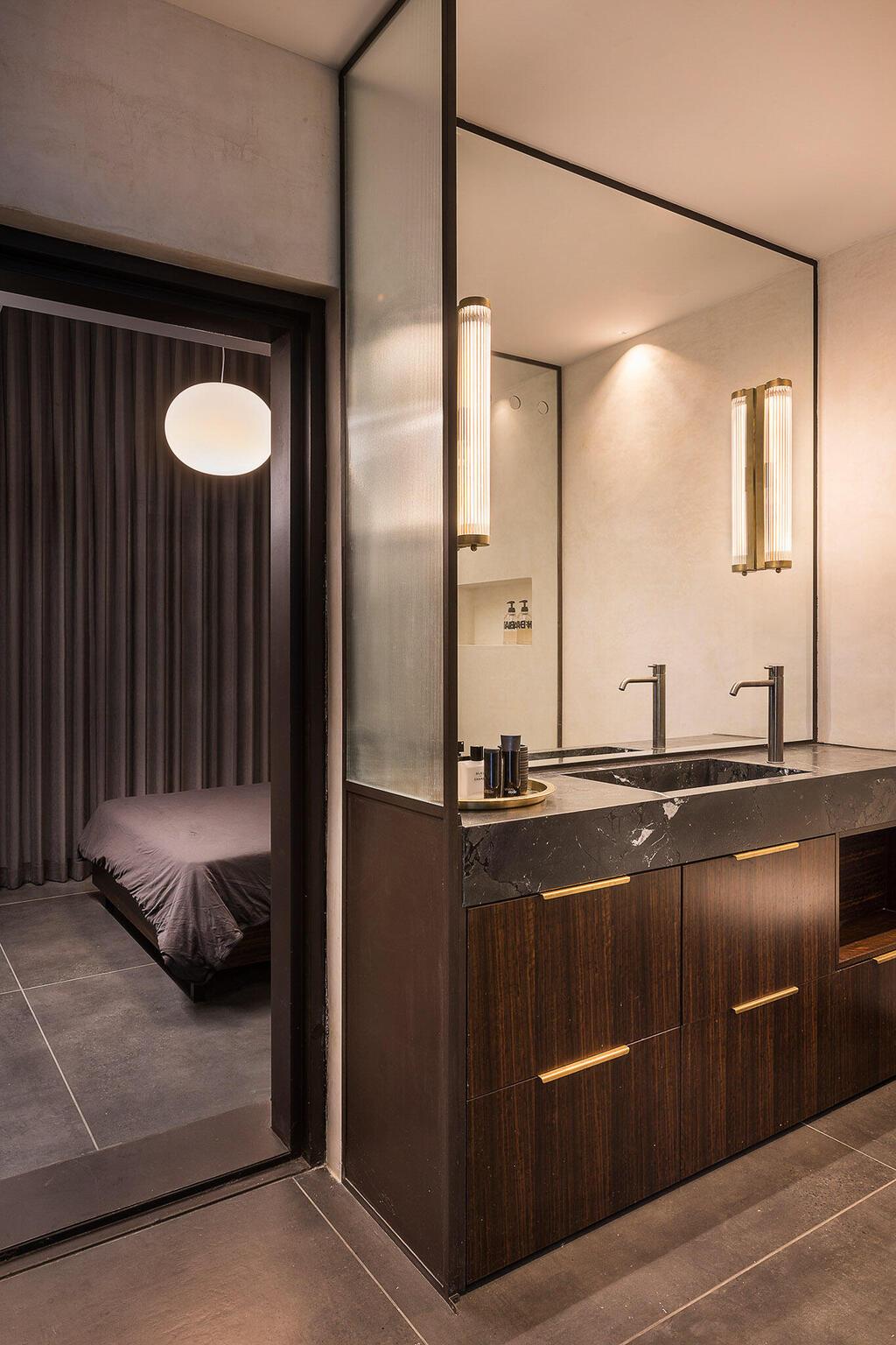 מתוך פרויקט ניגוד מושלם - חדר רחצה צמוד לממ"ד שיוצר יחידה שלמה לשהייה ארוכה, עיצוב: סטודיו XS