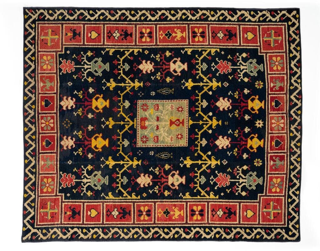 שטיח צמר בדגם אגרטלי פרחים. אלבוחרה, ספרד. 1800 בקירוב. אוסף המוזיאון לאמנות האסלאם