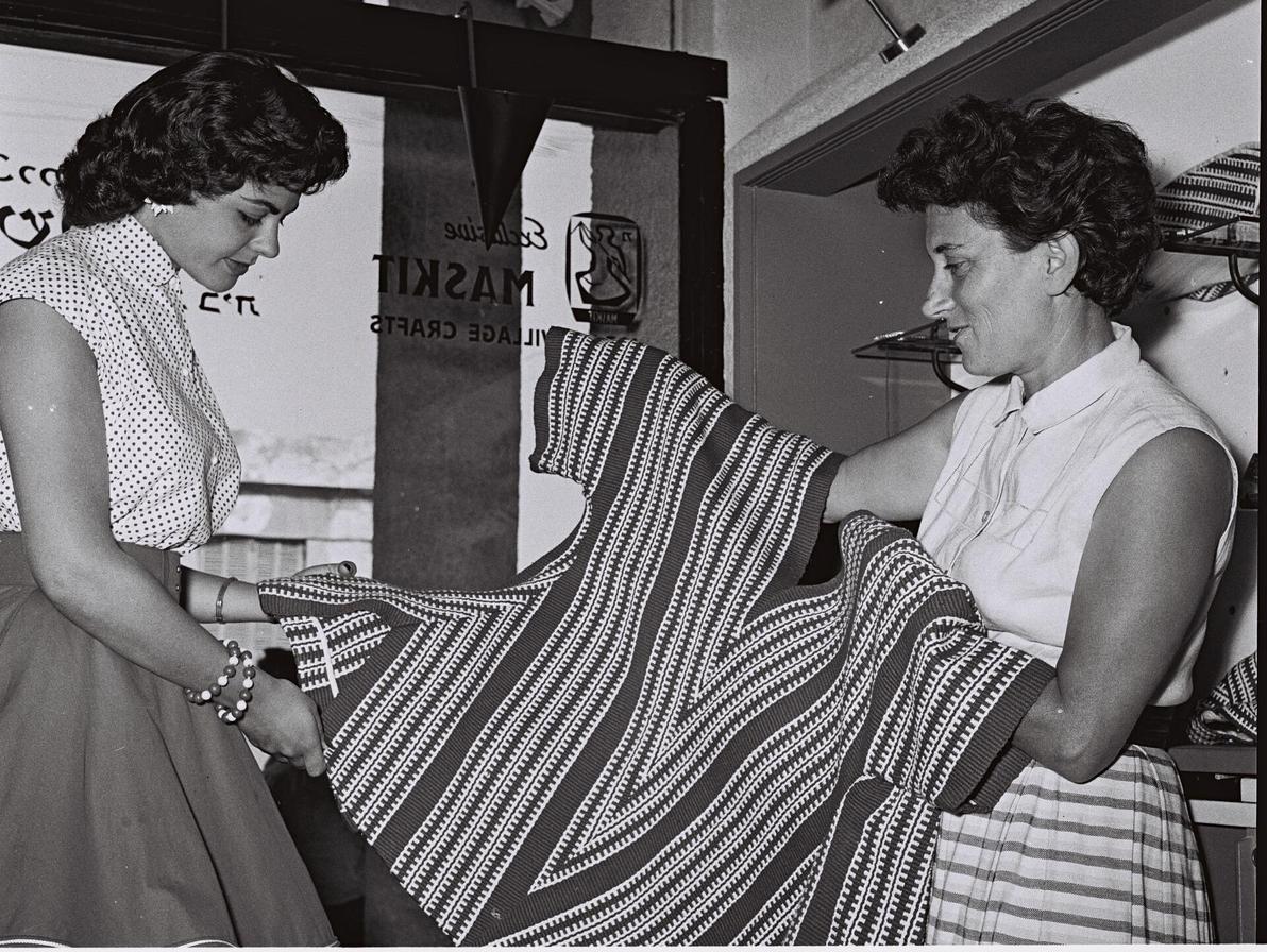 רות דיין ומלכת היופי שרה טל בחנות משכית, 1956. מתוך התערוכה "משכית 70/30/10"