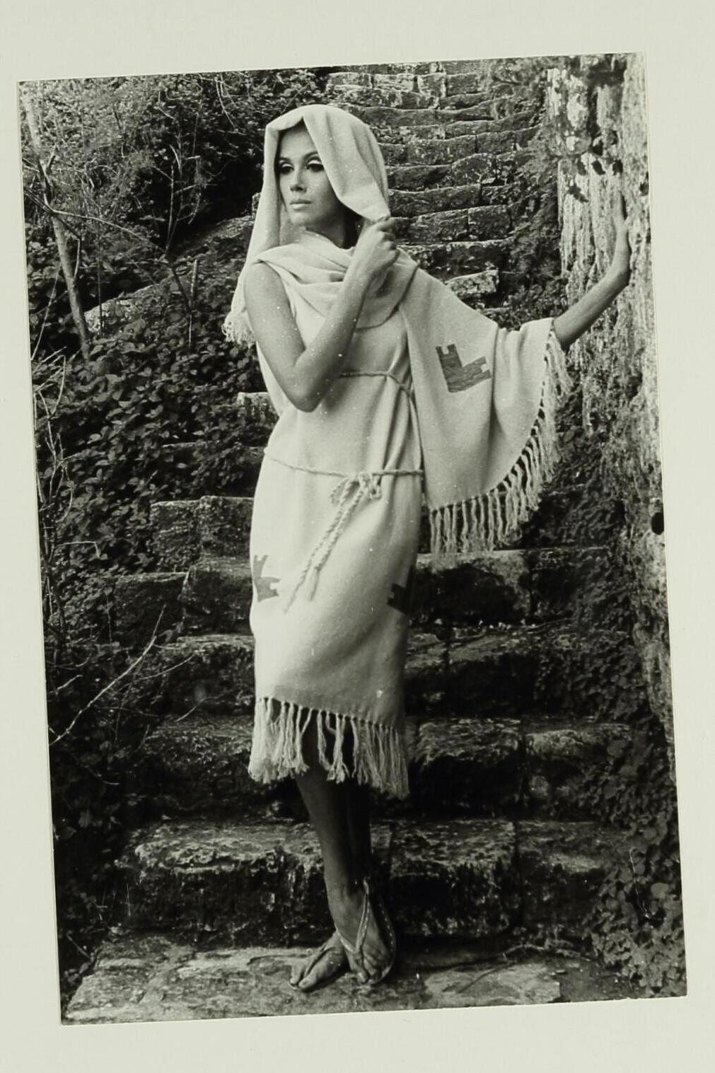 מערכת לבוש בהשראת בדי נחל חבר, 1963, עיצוב: נאורה ורשבסקי ופיני לייטרסדורף. מתוך התערוכה "משכית 70/30/10"