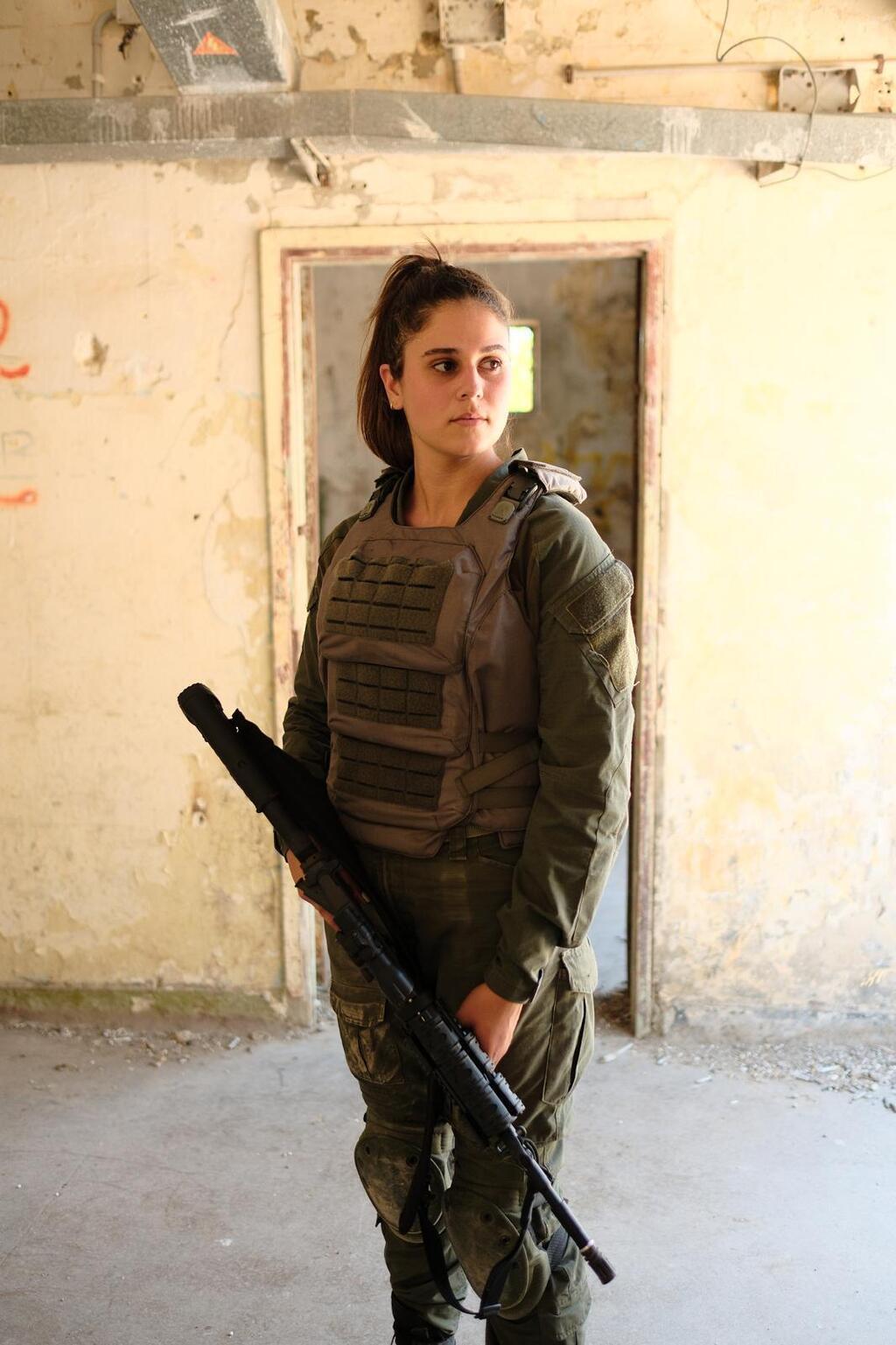 אפוד ללוחמות, עבודה של שחר רוה - עיצוב תעשייתי