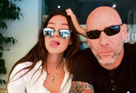 "אני מזכירה לו ללכת לישון". עם אבא, הצלם זיו קורן (צילום: מתוך האינסטגרם) yk14018299