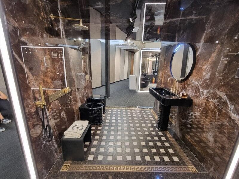 ורסצ'ה קומפלט בחדר הרחצה. מ-1,000 שקל לאריח בודד (צילום: אסף קמר) אולם התצוגה של מודי