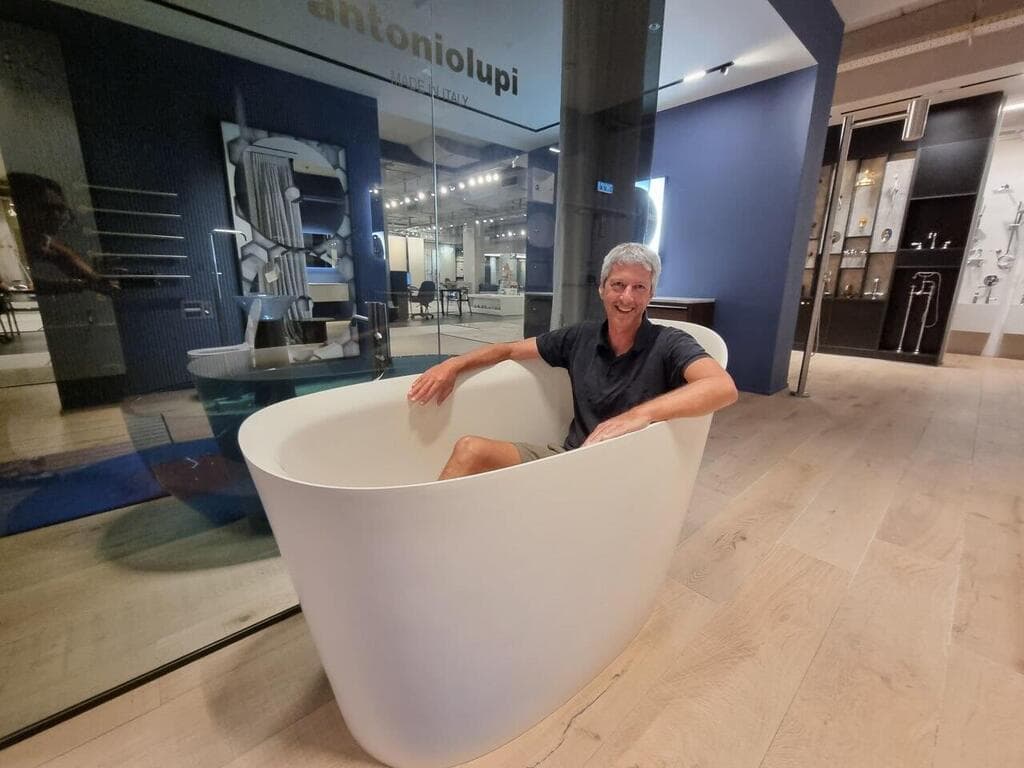 איפה ברז הזהב ב-6,000 שקל? (צילום: ליאורה עופרי נחמיאס) אולם התצוגה של חזי בנק